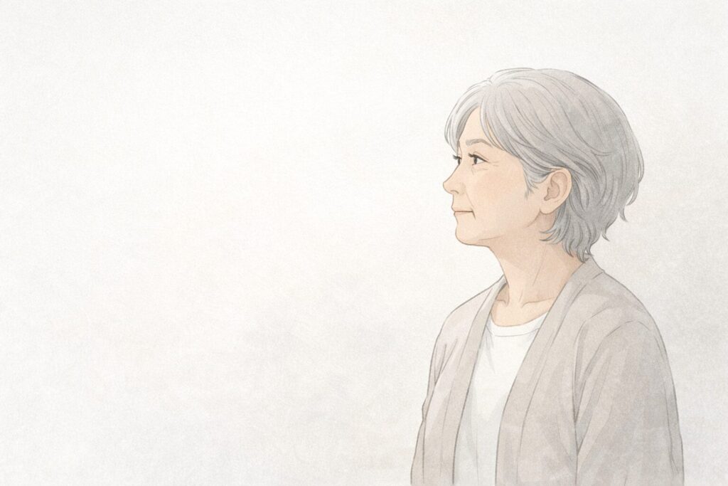 考えが少し整理され、遠くを見つめる70代女性の落ち着いた表情を描いたイラスト