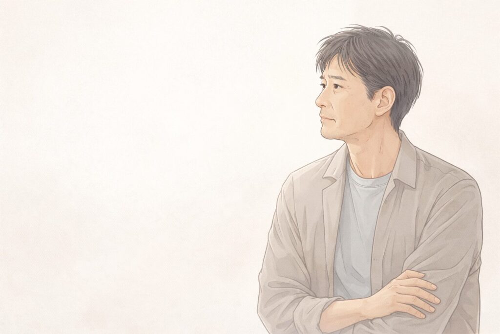 白を基調とした静かな空間で、考えが少し整理されつつある50代後半の男性が穏やかに前方を見つめているイラスト