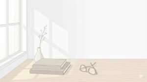やわらかな光が差し込む窓辺のデスクに置かれた、一冊の閉じたノートと一本のペン。彩度を抑えた白とベージュを基調とした、ミニマルで静かな情景のイラスト。障害特性を理解する専任スタッフと共に、新しい未来を描き始める準備を象徴しています。